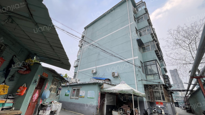 药材公司院外景图