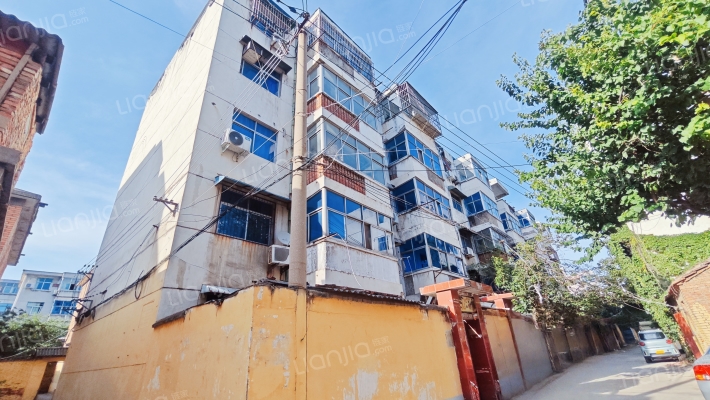 向南住宅楼外景图