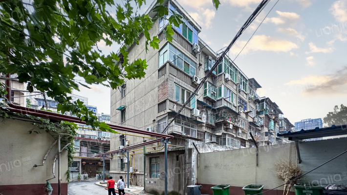 大修厂家属院外景图