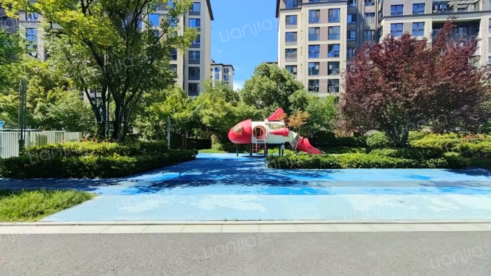 保利伴湖院外景图