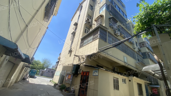 钨酸厂宿舍外景图