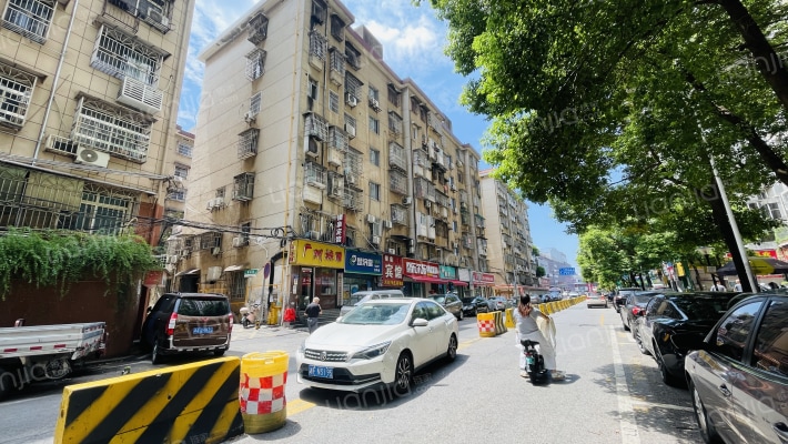 火星镇政府宿舍外景图