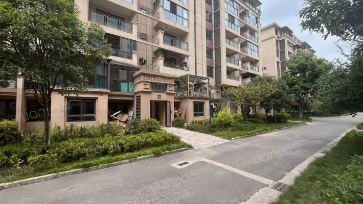 昕晖依山郡外景图