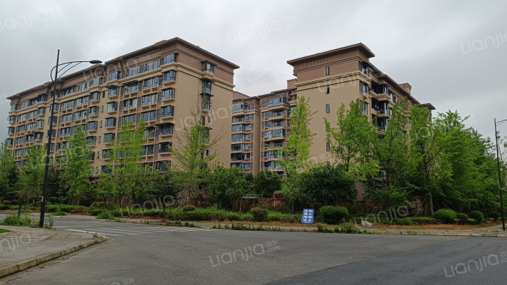 堰山和畔外景图