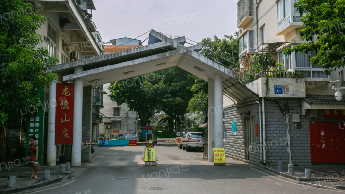 龙隐山庄外景图