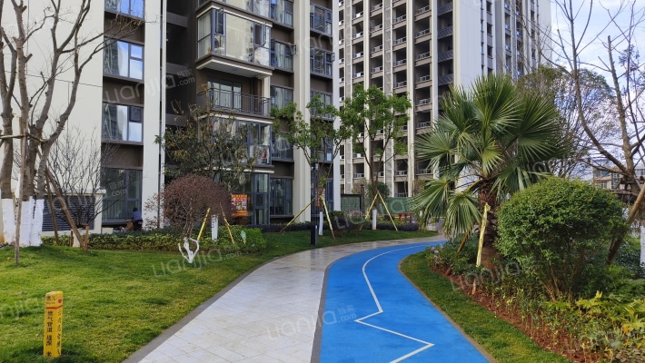 百集龙广场滇池一英里外景图