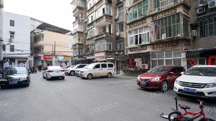 异型扎钢厂宿舍外景图