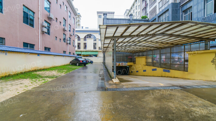 华隆国际城外景图