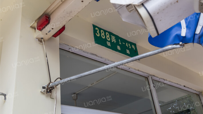 杨泰春城外景图