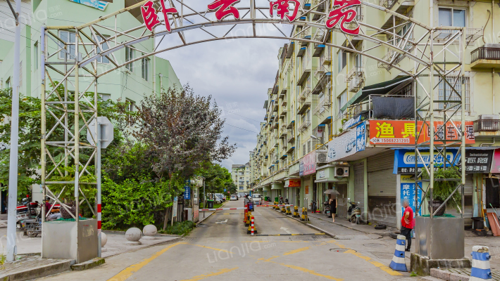 卧云南苑外景图