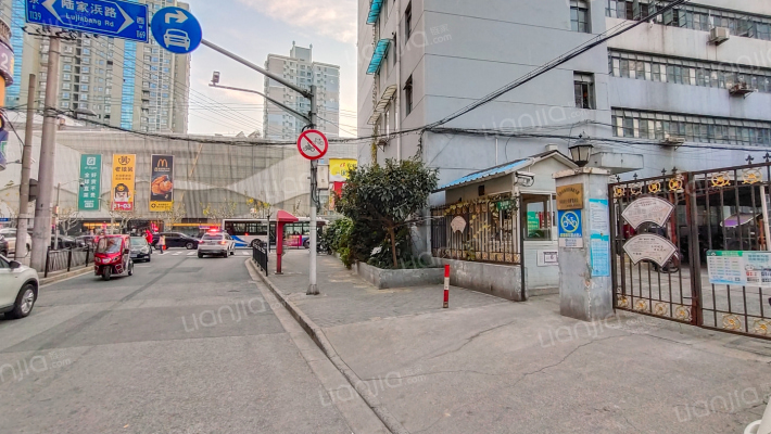 林荫大楼外景图