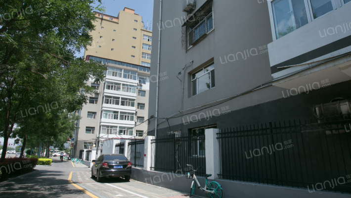 省建材局宿舍院外景图