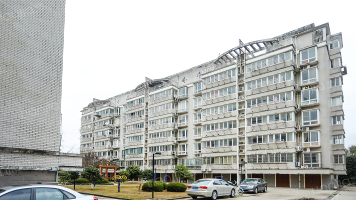 东方中学教工楼外景图