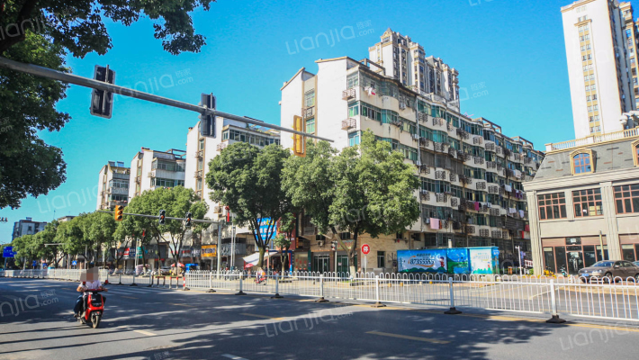 再就业综合市场外景图