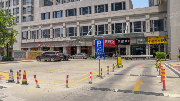 金绿广场外景图