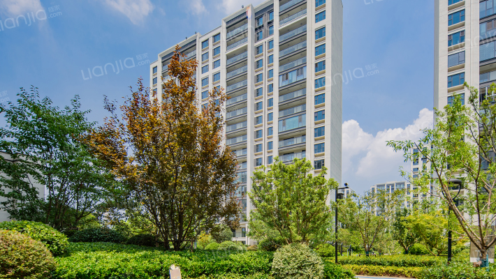 中海翠湖溪岸外景图