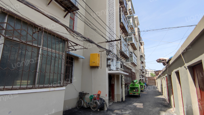 人行家属院外景图