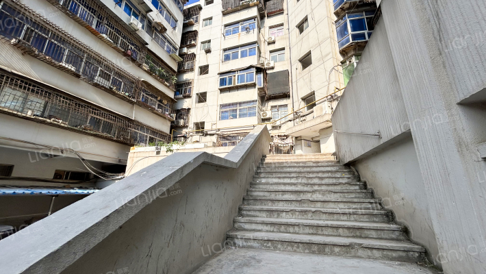 水泥厂家属院外景图