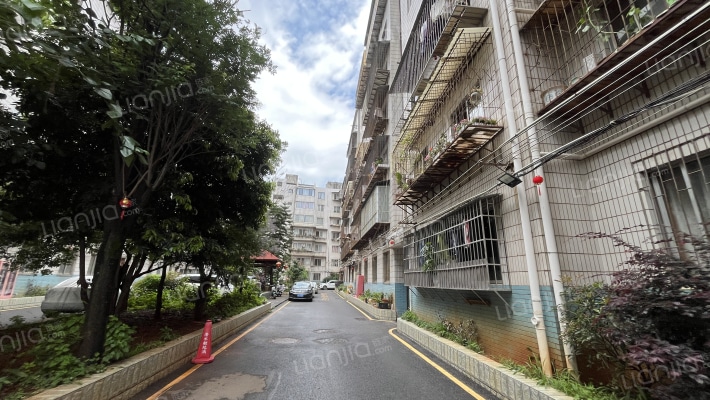 云南省交通中心医院生活区外景图