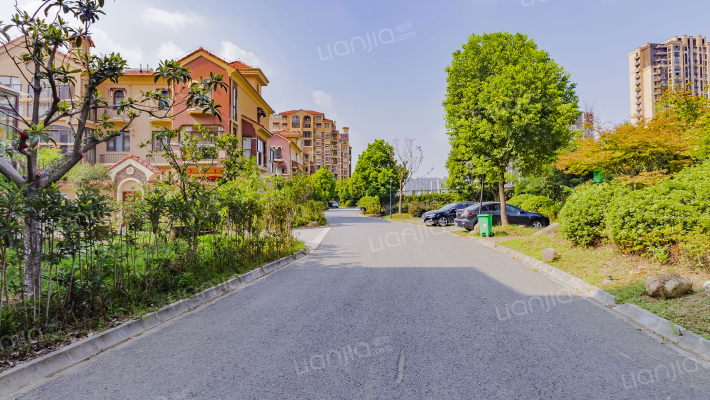 蓝湖西岸外景图