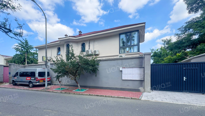 画家村别墅外景图