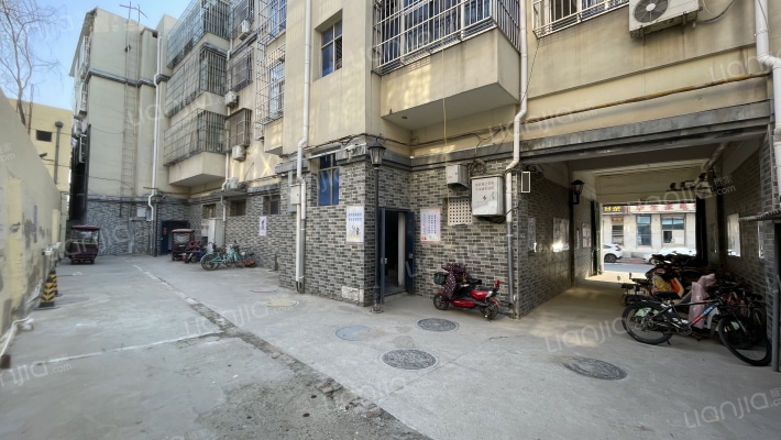 书店家属楼外景图