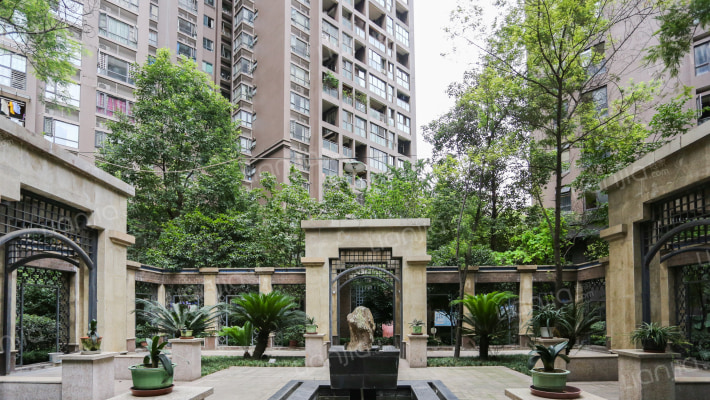 西府少城外景图