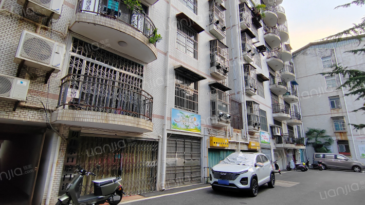 君城十字街花园外景图