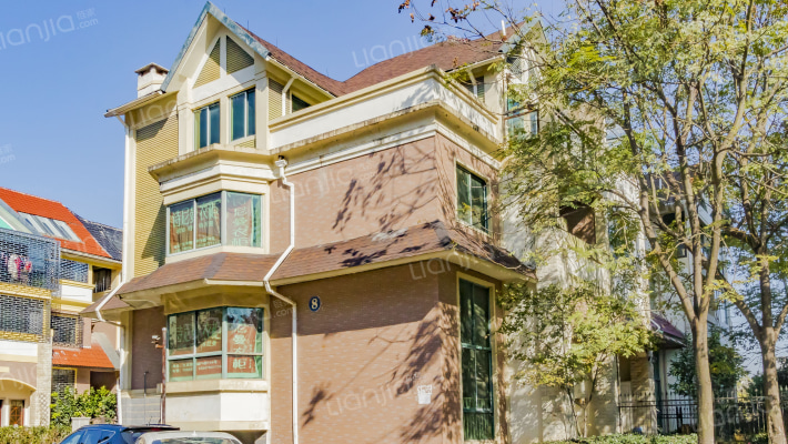 带湖花城外景图