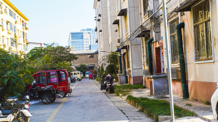 劳改机电厂家属院外景图