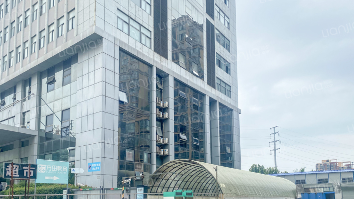 决策大厦外景图