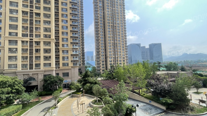 依山伴城锦城外景图