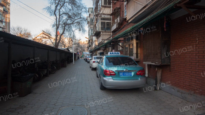 环湖西里外景图