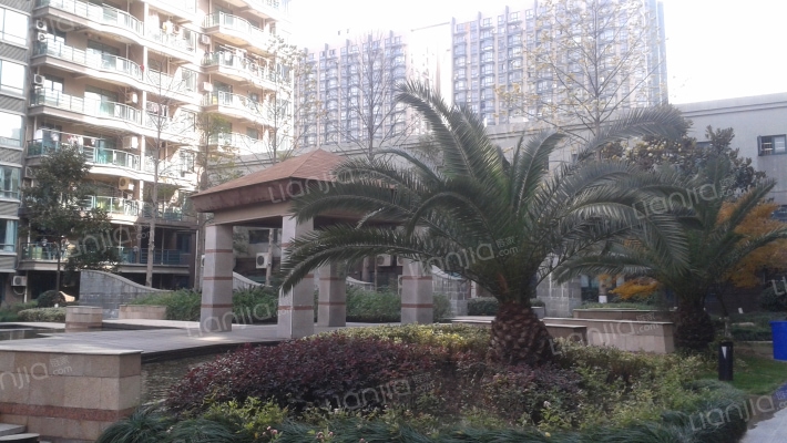 绿都百瑞广场外景图