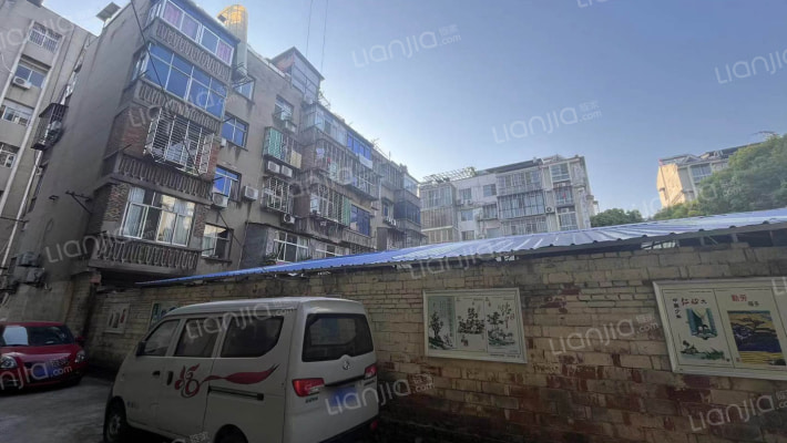 酒精厂家属院外景图