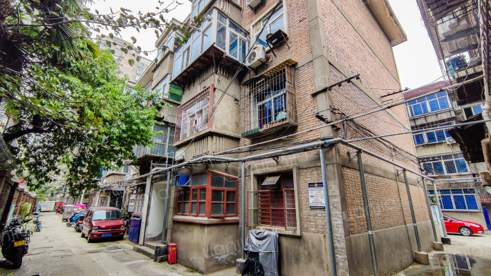 药材家属院外景图