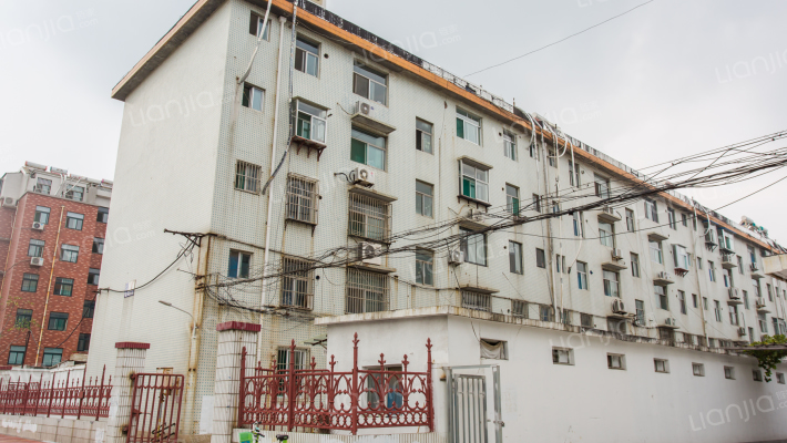 石化配件厂宿舍楼外景图