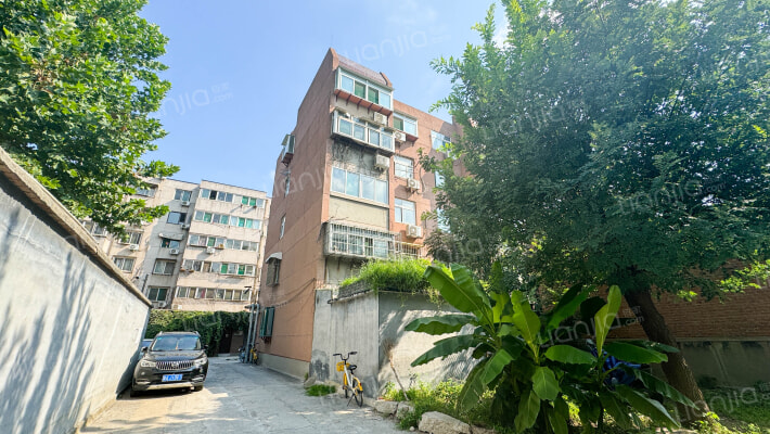 信息工程学校宿舍楼外景图