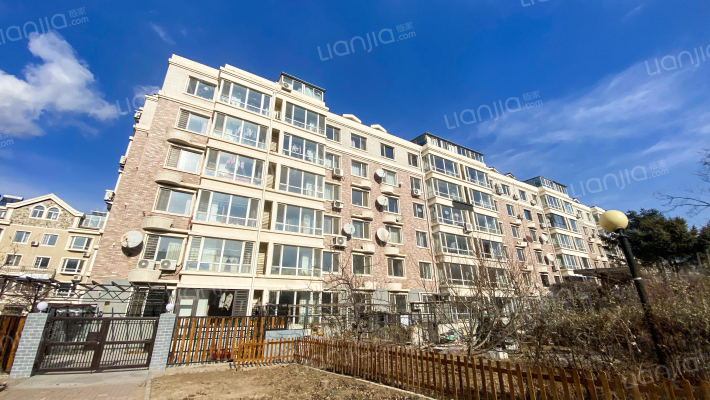 湖畔绿洲外景图