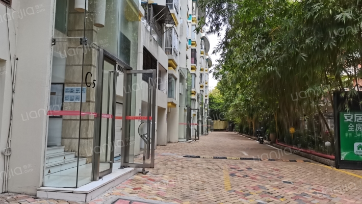 山畔雍庭外景图