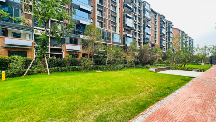 里城柳岸十里外景图