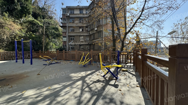 白云区龚家寨塔山西路外景图