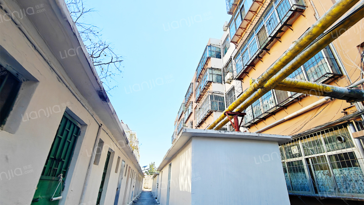 岱岳区粮局车队宿舍外景图