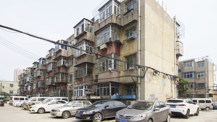 苗圃里红桥楼外景图