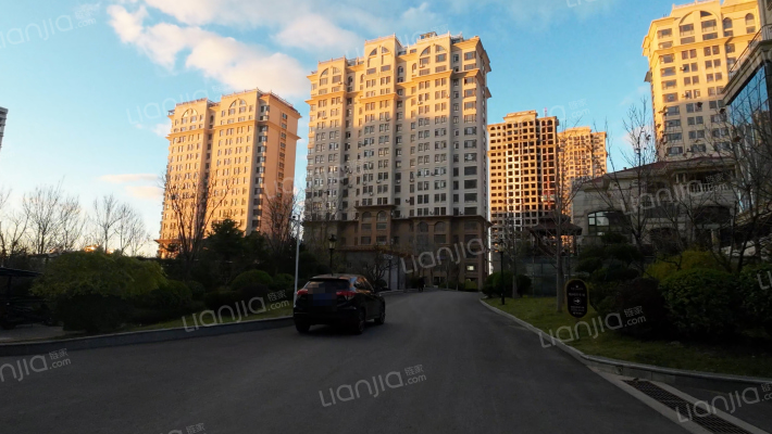 青山翠谷外景图