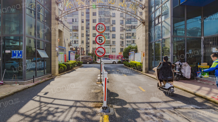 依云法国小城外景图