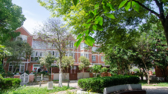 新上海弄里人家外景图