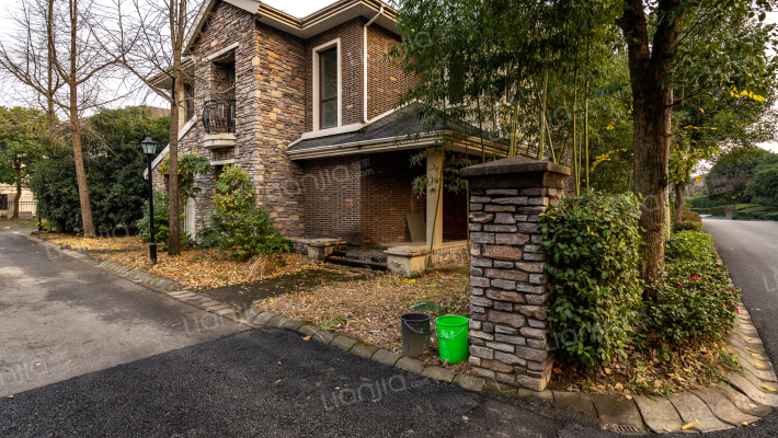 镜湖山庄外景图