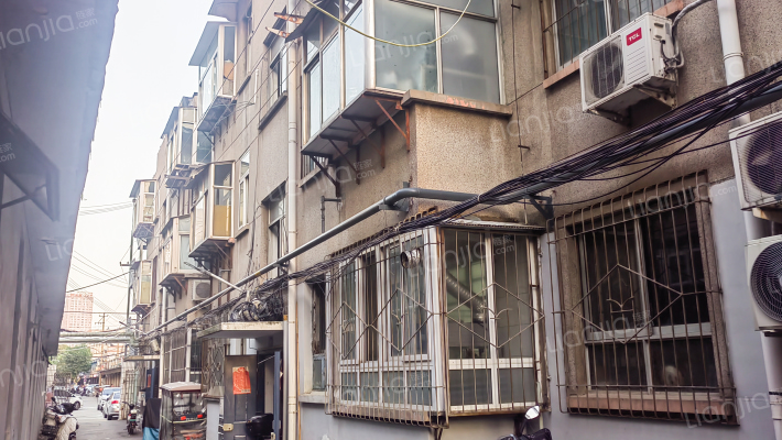 洪楼一小宿舍外景图