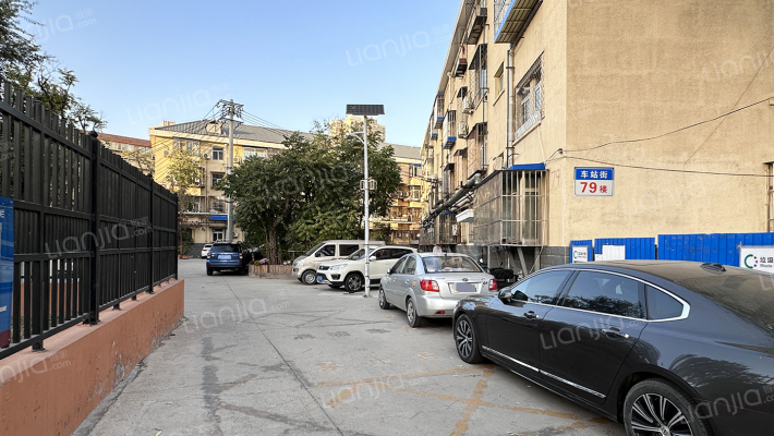 城子车站街外景图